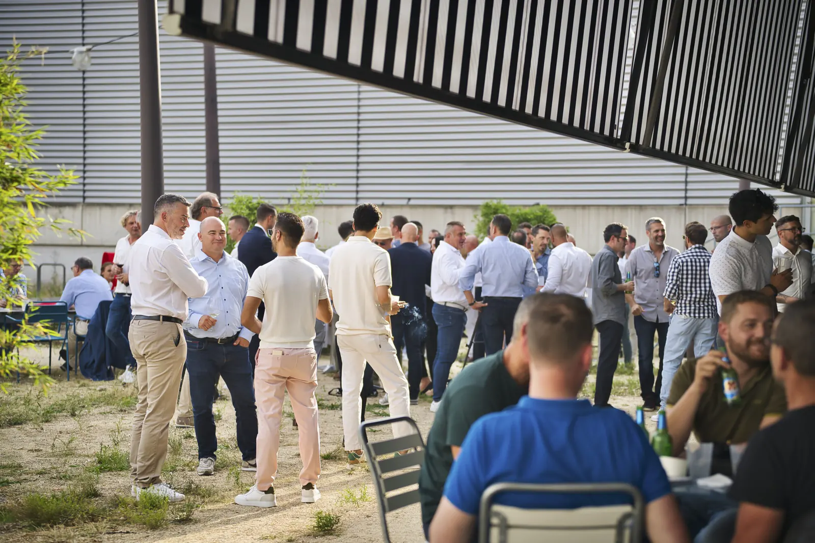 Weite Übersicht des Networking Events mit mehreren Dutzend Gästen