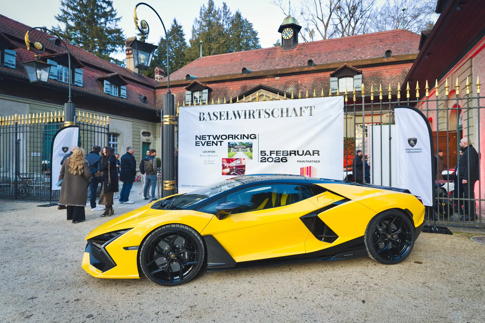 Eingangstor zum Wenkenhof mit dem Banner des BASELWIRTSCHAFT Networking Events