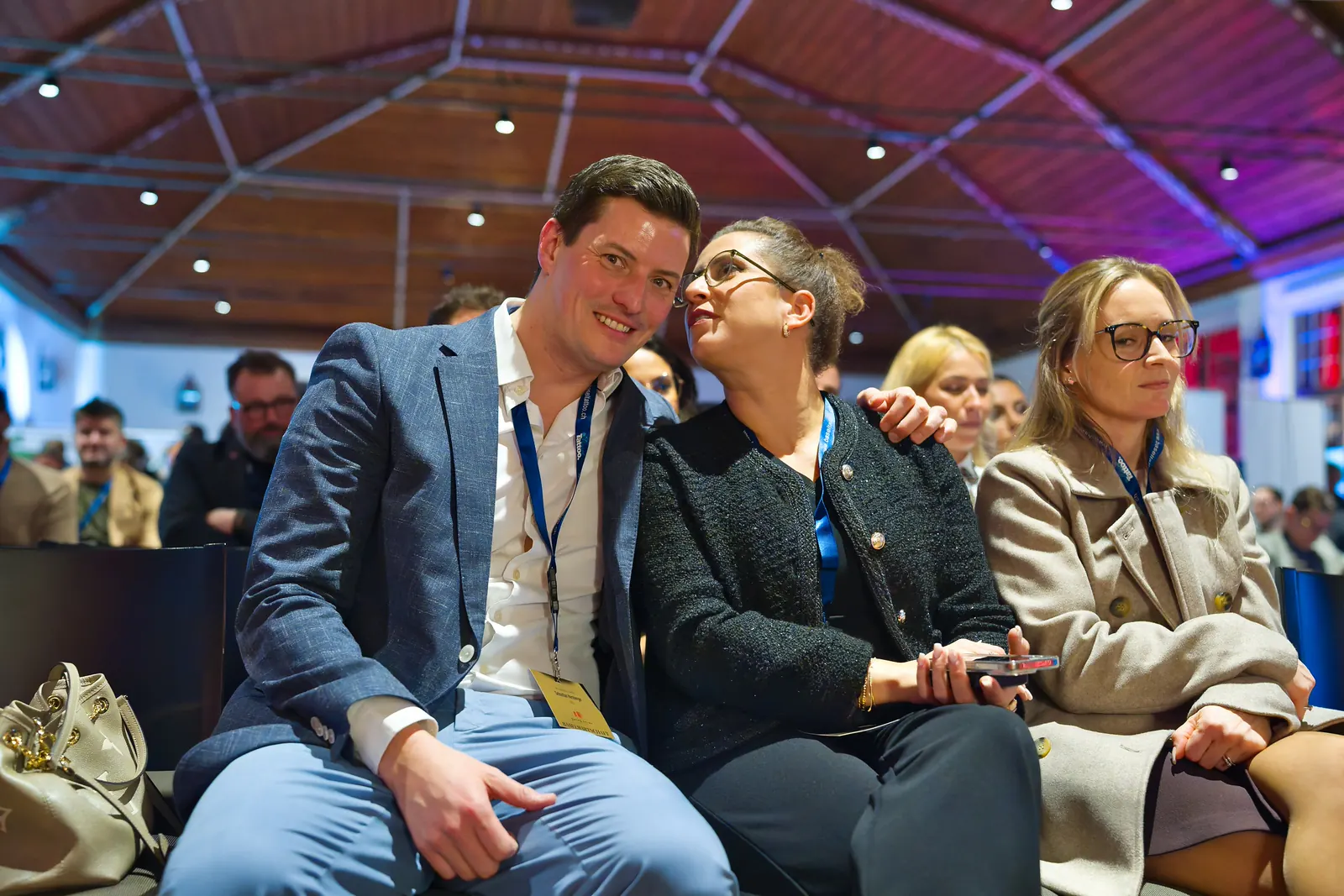 Drei Gäste im Gespräch im Saal der Reithalle Wenkenhof