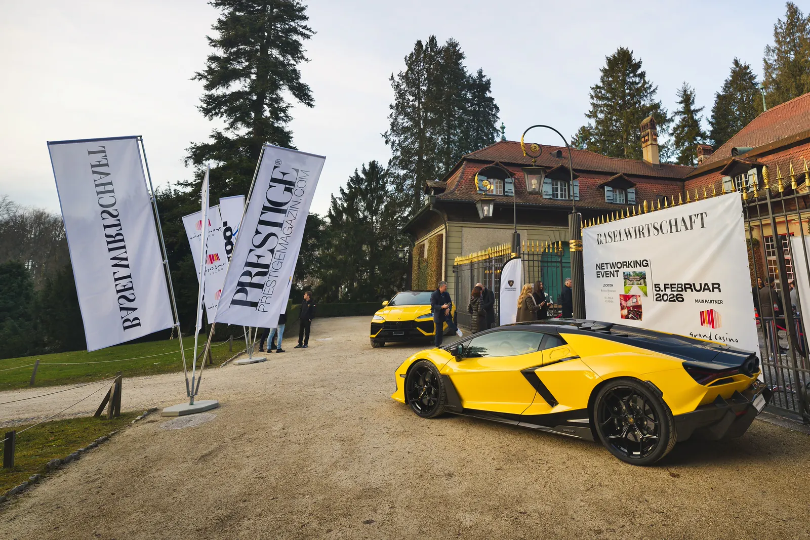 Der Gutshof Wenkenhof am Abend des Networking Events, Fahnen mit dem Schriftzug BASELWIRTSCHAFT