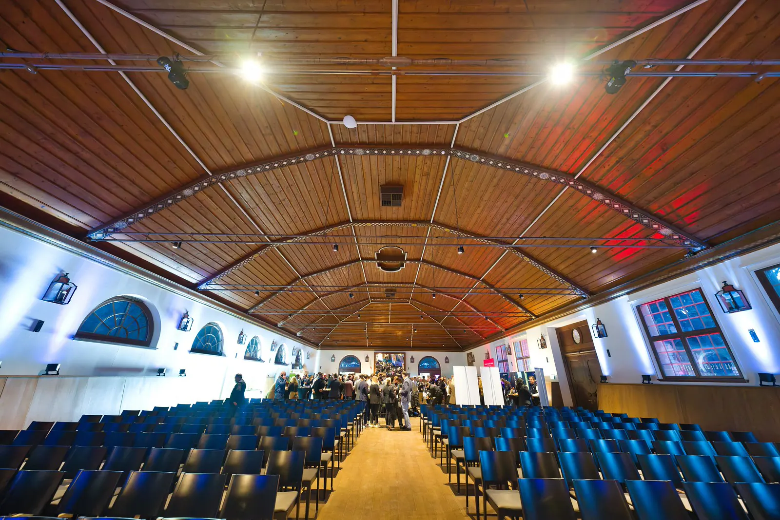 Der Saal der Reithalle Wenkenhof unter dem Backstein-Tonnengewölbe, bestuhlt und leer, Blick zur Bühne